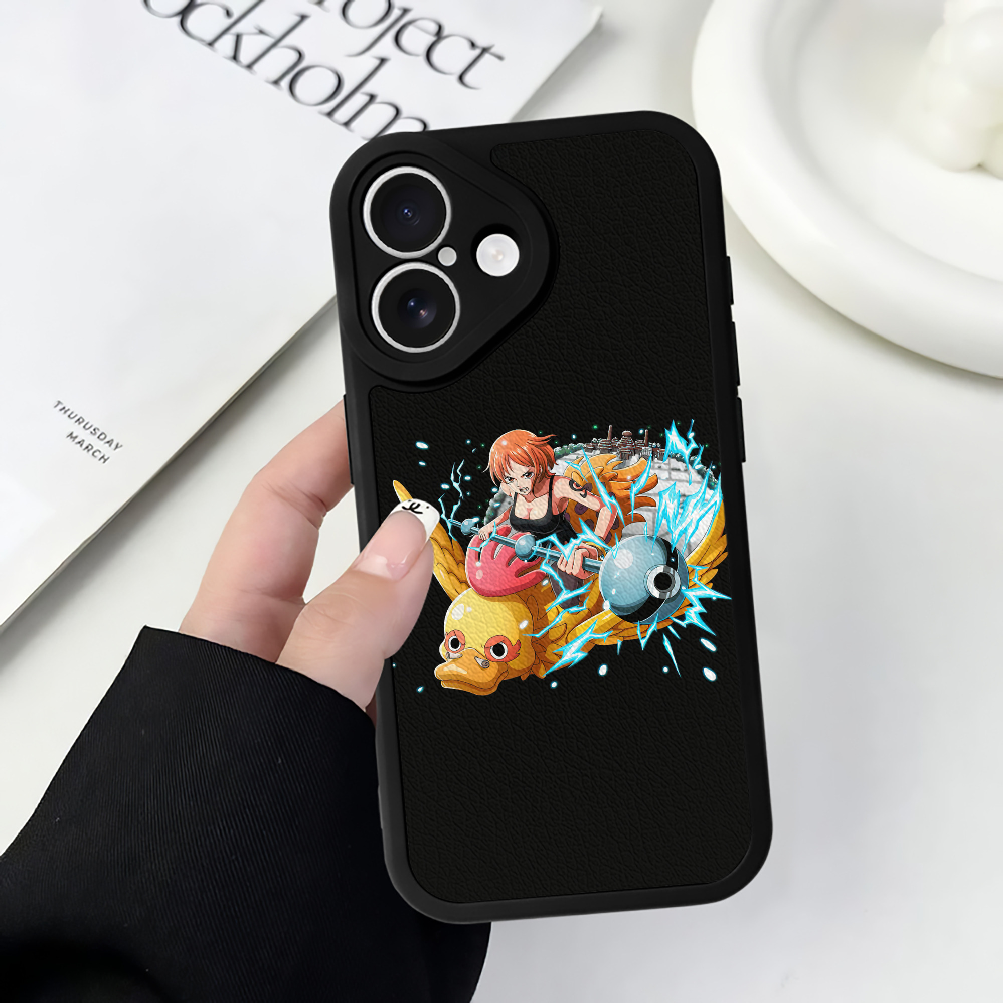 （画像用） ワンピース ナミ ONE PIECE Nami 【iPhone 16シリーズ対応】シリコンスマホケース（レザー調） 材質：シリコン